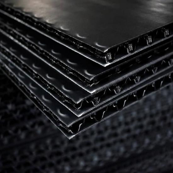 Boîtes, plateaux et séparateurs en carton ondulé antistatique renforcé noir
    